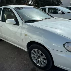 Nissan Sunny 2010