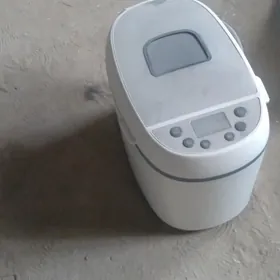 hamyr edýär we çörek bişirýär