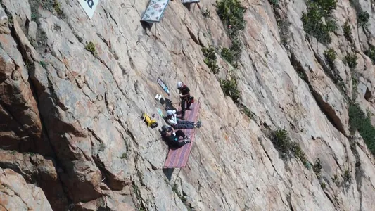 Кофейня на отвесной скале стала одним из главных трендов китайских соцсетей