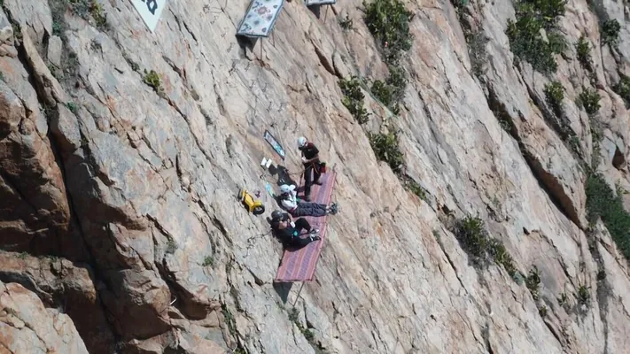 Кофейня на отвесной скале стала одним из главных трендов китайских соцсетей