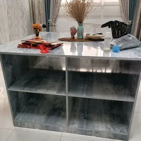 Стол-остров для магазина