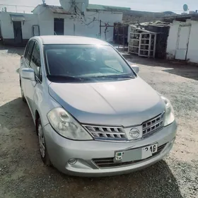 Nissan Tiida 2011