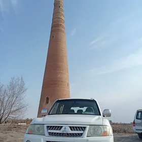 Mitsubishi Pajero 2003