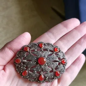 серебряная брошь