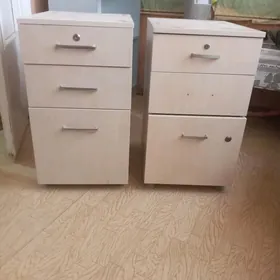 стулья и тумбочки.