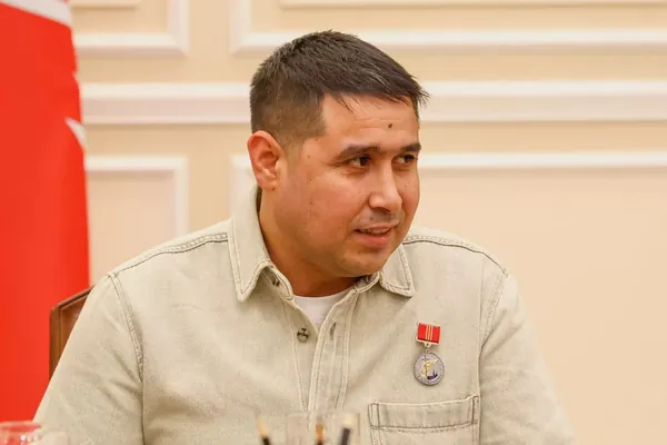 7-nji gatyň penjiresinden gaçan çagany halas eden özbek ýigidi «Edermenlik» medaly bilen sylaglandy