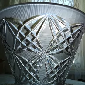 Хрустальные вазы.