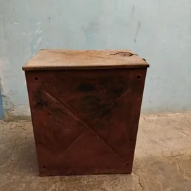 Ящик железный.