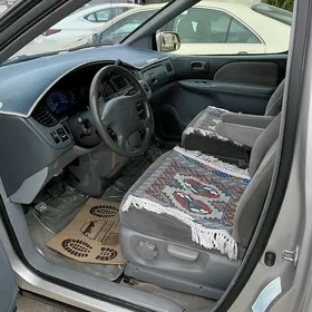 Toyota Sienna 2003