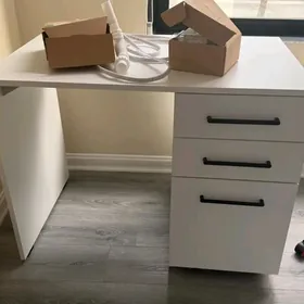 Маникюрный стол