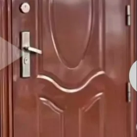 Входная дверь.