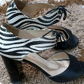 Кожаные босоножки