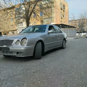Mercedes-Benz E320 2001