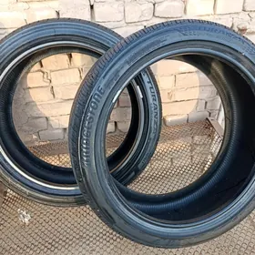 235/40R19