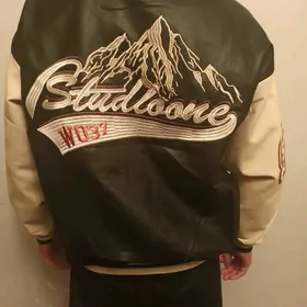 куртки и костюм