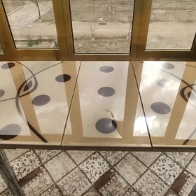 Стол и стулья.