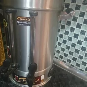 Samowar çay gaynadylyan.