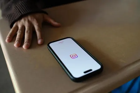 Instagram ýetginjekleriň dürli temalardaky gözlegleri boýunça ata-enelere goldaw funksiýasyny girizmekçi