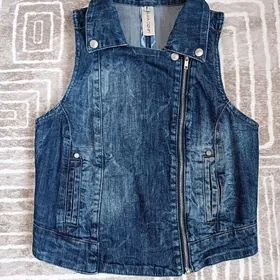 Джинсовая жилетка-безрукавка