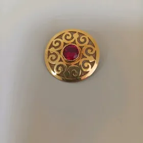 Kümüş buroşga gyzyl çaýylan