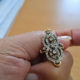 Gyzyl briliant ýüzük