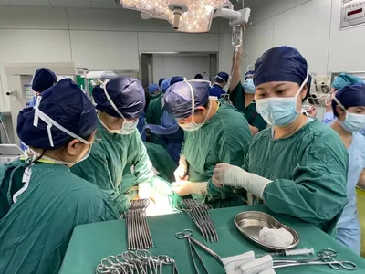 60 millionda biri: Hytaýda ýaş zenan tebigy göwrelilik bilen bäşem çaga dünýä indirdi