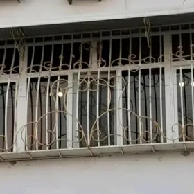 Козырек с решеткой