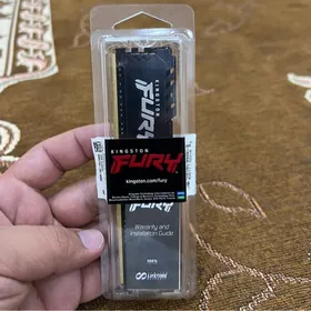 Оперативка Kingston Fury