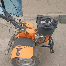 yer sürýan dizelni traktor