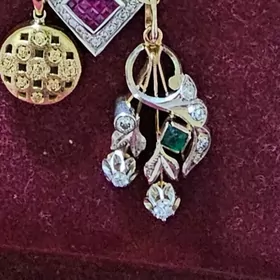 золотой кулон