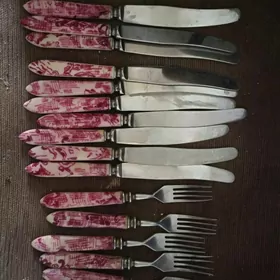 Набор ножей и вилок
