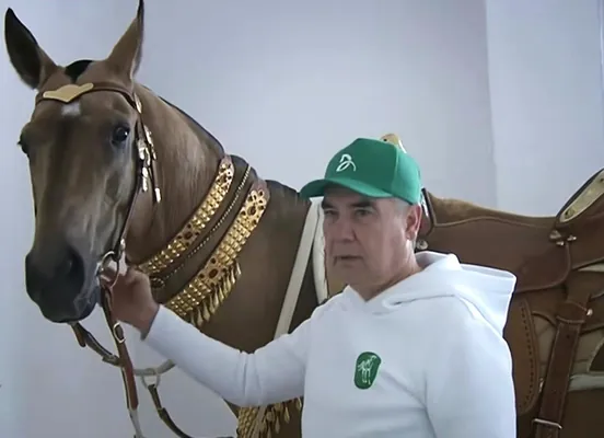 Halk Maslahatynyň Başlygy Ahalteke atçylyk toplumyna baryp gördi we atly gezelenç etdi