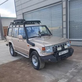 Mitsubishi Pajero 1990