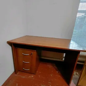 kompýuter stol kitap goýulýan