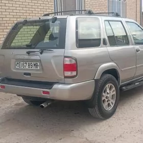 Nissan Pathfinder 2000