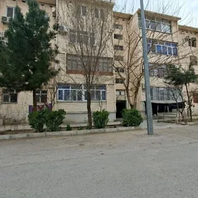 11мкр 3 комнатная 1/4 этаж