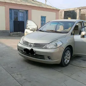 Nissan Tiida 2005