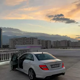 Mercedes-Benz C300 2011