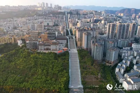 В Поднебесной эскалатор поднимает жителей на высоту в 240 метров