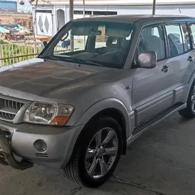 Mitsubishi Pajero 2004