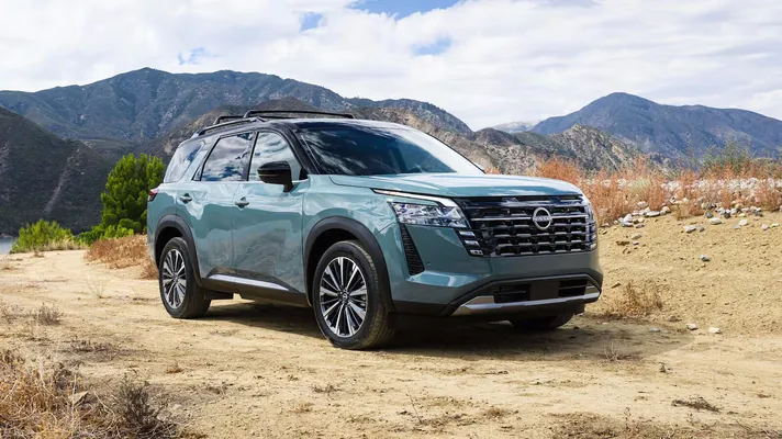 Nissan Pathfinder modeli iki görnüşde çykarylar – hem krossower, hem wnedorožnik