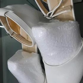 Белые туфли.