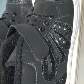 Ботинки на девочку.