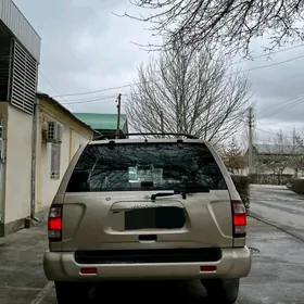 Nissan Pathfinder 2000