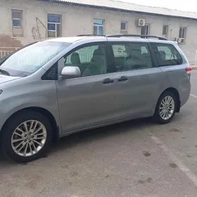 Toyota Sienna 2010