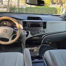 Toyota Sienna 2011