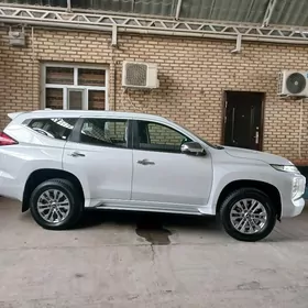Mitsubishi Pajero 2020