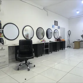 źenski salonda arenda yer bar