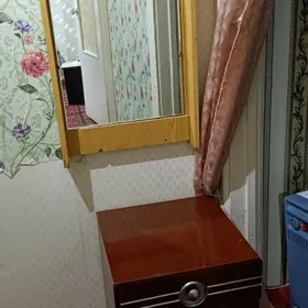 зеркало с тумбочкой