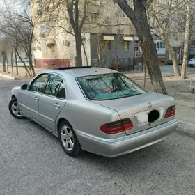 Mercedes-Benz E320 2001